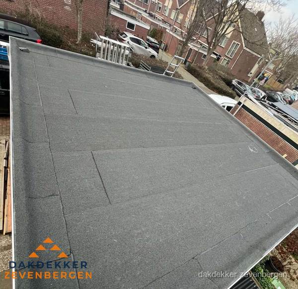 Nieuwe bitumen dakbedekking op plat dak van garage in Zevenbergen Nieuwe bitumen dakbedekking op plat dak van garage in Zevenbergen