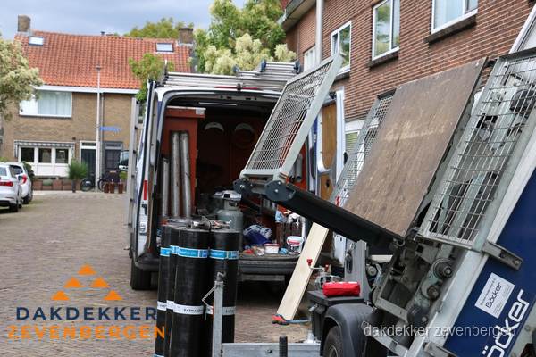 Dakdekkersbusje met materiaal en ladderlift voor dakpannen vervangen in Zevenbergen Dakdekkersbusje met materiaal en ladderlift voor dakpannen vervangen in Zevenbergen