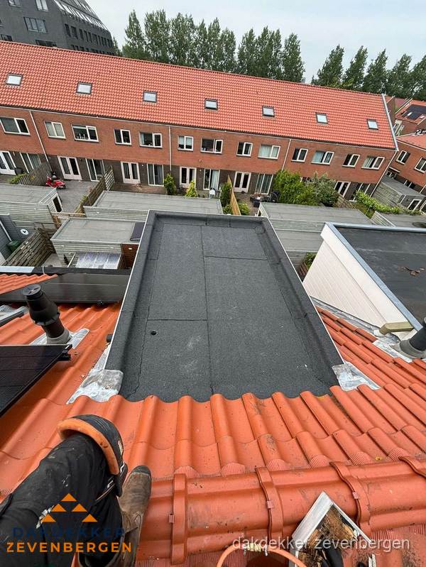 Bitumen dak reparatie op plat dak tussen dakpannen in Zevenbergen Bitumen dak reparatie op plat dak tussen dakpannen in Zevenbergen