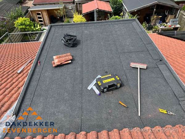Gereedschap op nieuw plat dak na renovatie in Zevenbergen Gereedschap op nieuw plat dak na renovatie in Zevenbergen