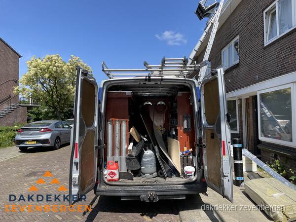 Spoed dakdekker bus met gereedschap en ladder bij woning in Zevenbergen Spoed dakdekker bus met gereedschap en ladder bij woning in Zevenbergen